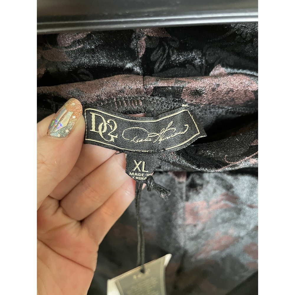 DG2 Diane Gilman black and maroon rose leggings XL - Picture 4 of 8